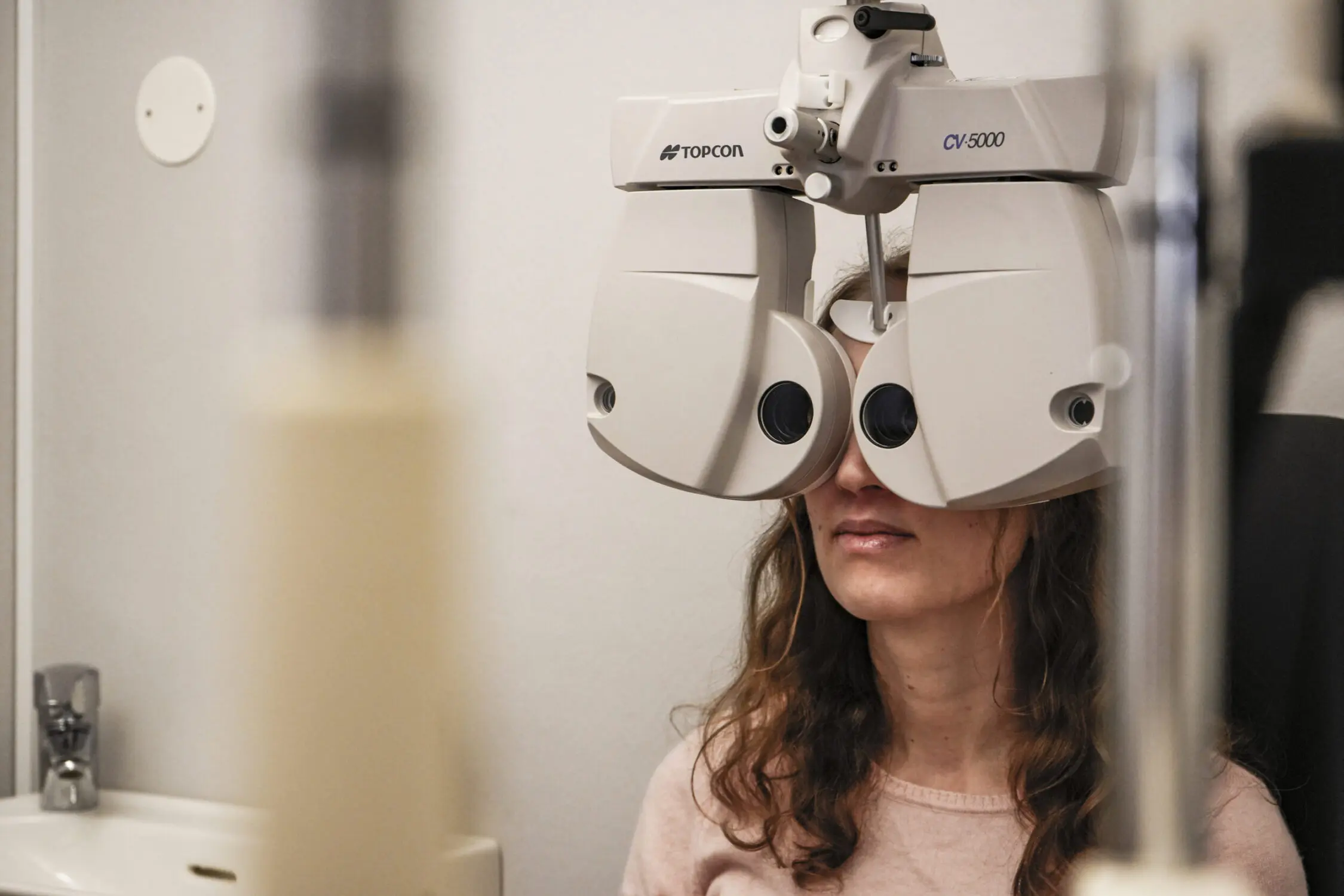 Synundersökning hos optiker.