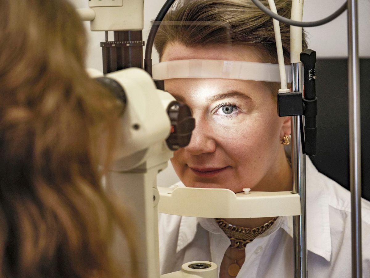 Synundersökning hos optiker.