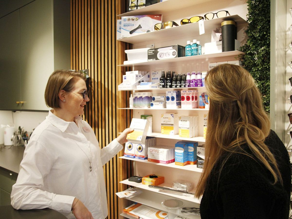 Hylla med tillbehör för glasögon och linser.