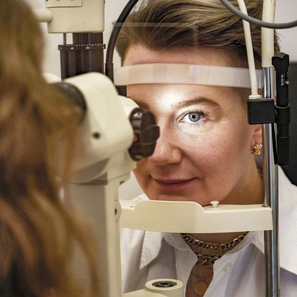 Synundersökning hos optiker.